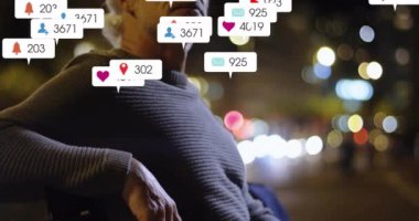 Geceleri şehirde dikilen adam için sosyal medya animasyonları. Teknoloji, dijital, kentsel, şehir manzarası, bağlantı, akıllı telefon