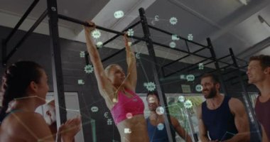 Beden eğitiminde egzersiz yapan insanlarla ilgili bağlantılar ve veri işleme animasyonu ağı. Teknoloji, fitness, yapay zeka, bağlantı, egzersiz, sağlık