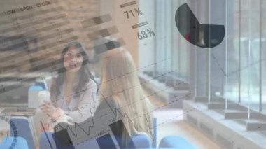 Muhtelif meslektaşların ofiste iş görüşmesi üzerine finansal veri işleme animasyonu. Küresel iş, finans, bilgisayar ve dijital arayüz kavramı dijital olarak oluşturulmuş video.