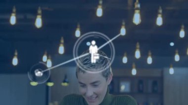Ofiste akıllı telefon kullanan Kafkas iş kadını üzerinden bağlantı ağının animasyonu. Küresel iş, bağlantılar ve dijital arayüz kavramı dijital olarak oluşturulmuş video.