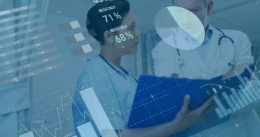 Hastanede konuşan çeşitli doktorların veri işleme ve diyagramlarının animasyonu. Tıp ve dijital arayüz kavramı dijital olarak oluşturulmuş video.