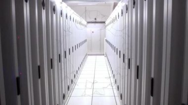 Geometrik şekiller, veri merkezindeki sunucu raflarının koridorlarında animasyon oluşturur. Teknoloji, dijital, ağ, gelecek, altyapı, güvenlik