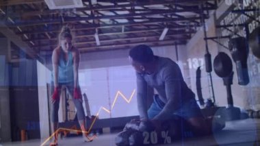 Spor salonunda egzersiz yapan, finansal veri tablosu üst üste binen insanlar. Fitness, egzersiz, finans, teknoloji, analitik