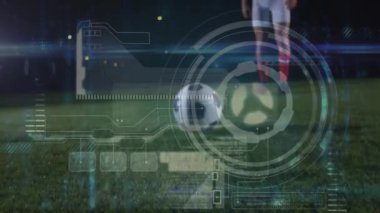 Dijital arayüz animasyonuna sahip futbol topu ve oyuncu sahada. Spor, teknoloji, oyun, atlet, rekabet, sanal