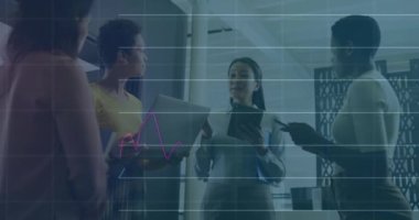 Ofisteki çeşitli iş adamları üzerinde finansal veri işleme animasyonu. Küresel finans, iş, bağlantılar, hesaplama ve veri işleme kavramı dijital olarak oluşturulmuş video.