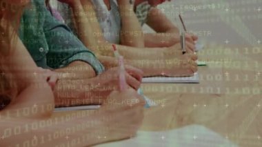 Defterlere yazılıyor, ikili kodlama ve veri işleme animasyonu olan öğrenciler bitti. Eğitim, teknoloji, programlama, sınıf, öğrenim, öğrenim