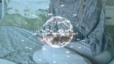 Tableti tutan, üzerinde küre ve veri bulunan kadın animasyonu işaret ediyor. Teknoloji, yenilik, küresel, dijital, gelecek, analiz