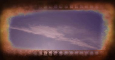 Film animasyon sınırında bulutların üzerinde parlayan güneş sinematik bir etki yaratıyor. Güneş ışığı, film şeridi, gökyüzü, parlak