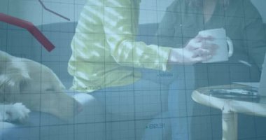 Muhtelif meslektaşların ofiste iş görüşmesi üzerine finansal veri işleme animasyonu. Küresel iş, finans, bilgisayar ve dijital arayüz kavramı dijital olarak oluşturulmuş video.