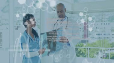 Doktorlar, altıgen desenli tıbbi araştırma animasyonu üzerinde röntgen çekiyorlar. Sağlık, radyoloji, tanı, takım çalışması, teknoloji, yenilik