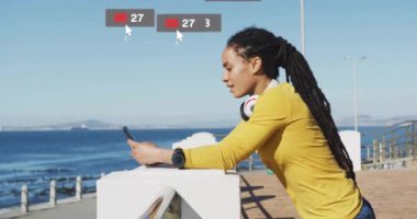 Deniz kenarında akıllı telefon kullanan kişi hakkında sosyal medya bilgilendirmeleri. Teknoloji, dijital, bağlantı, animasyon, iletişim, sahil kenarı