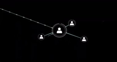 Siyah arkaplandaki simgelerle bağlantı ağının animasyonu. Küresel teknoloji, bağlantılar ve dijital arayüz konsepti dijital olarak oluşturulmuş video.