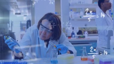 Matematiksel denklemlerin, laboratuarda deney yapan beyaz kadın bilim adamı üzerine animasyonu. Bilim ve dijital arayüz kavramı dijital olarak oluşturulmuş video.