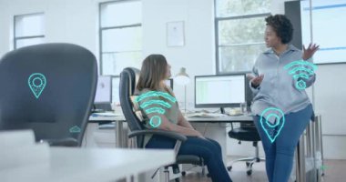 Ofisteki çeşitli iş adamları üzerinde dijital kablosuz internet ve bulut simgelerinin canlandırılması. Küresel finans, iş, bağlantılar, hesaplama ve veri işleme kavramı dijital olarak oluşturulmuş video.