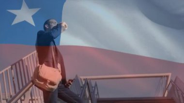 Akıllı telefonu olan bir iş adamı Şili bayrak animasyonuna bakıyor. teknoloji, vatanseverlik, kurumsal, odaklanma, profesyonel, yenilik