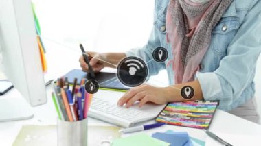 Tablet üzerinde çalışıyor, etrafı mekanla çevrili bir kadın ve Wi-Fi ikonları animasyonu. Teknoloji, dijital, bağlantı, internet, yenilik, aygıtlar