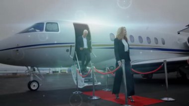 İş adamları özel jetten şebeke bağlantılarıyla iniyorlar. ağ, seyahat, teknoloji, şirket, lüks, seyahat