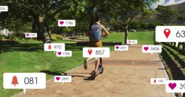 Park 'ta scooter kullanan kişi hakkında sosyal medya bilgilendirmeleri. Teknoloji, cep telefonu, akıllı telefon, bağlantı, dijital, yaşam tarzı