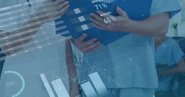 Hastanedeki panoyu tutan beyaz doktorların veri işleme ve diyagramlarının animasyonu. Tıp ve dijital arayüz kavramı dijital olarak oluşturulmuş video.