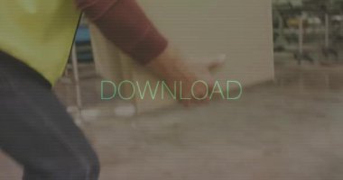 Depoda yürüyen bir adam var. Olay yerinde DowNload metin animasyonu var. Lojistik, envanter, tedarik zinciri, sanayi, depolama, dağıtım