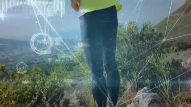 Ağ bağlantıları ve dışarıdaki kadın üzerinde veri işleme animasyonu. Teknoloji, yenilik, bağlantı, siber, bilgi, dijital