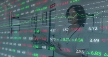Hastane koridorunda tablet kullanan bir sağlık uzmanı üzerinde borsa veri animasyonu. Finans, teknoloji, iş, hisse senetleri, yenilik, analiz