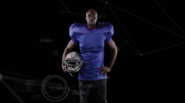 Amerikalı futbolcu miğfer tutuyor, ağ bağlantıları siyah arkaplan üzerinde. Spor, atlet, teknoloji, yenilik, bağlantı, veri