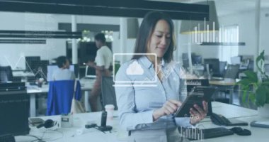 Tabletteki verileri analiz ediyorum. Ofis üzerinde grafikleri ve çizelgeleri olan bir iş kadını. analitik, teknoloji, profesyonel, büyüme, analiz, finans