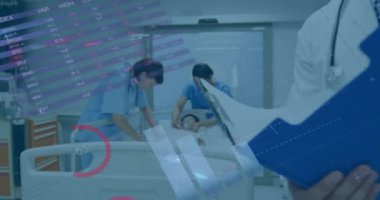 Hastanedeki hastalarla birlikte çeşitli doktorların veri işleme ve diyagramlarının animasyonu. Tıp ve dijital arayüz kavramı dijital olarak oluşturulmuş video.