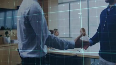 Muhtelif meslektaşların ofiste el sıkışması üzerine çizgilerin animasyonu. Küresel iş, bağlantılar ve dijital arayüz kavramı dijital olarak oluşturulmuş video.