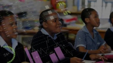 Afro-Amerikan okul çocukları üzerinde finansal veri işleme animasyonu. Küresel eğitim, okul, bilgisayar ve dijital arayüz kavramı dijital olarak oluşturulmuş video.