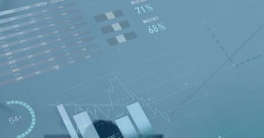 Veri işleme ve diyagramlarının animasyonu hastanede konuşan Kafkas doktorların üzerinde. Tıp ve dijital arayüz kavramı dijital olarak oluşturulmuş video.