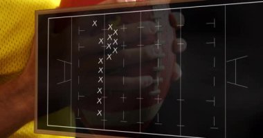 Futbol stratejisi çizelgesi topu tutan oyuncunun yakın plan görüntüsü. takım çalışması, planlama, taktikler, spor, hareket grafikleri, atlet