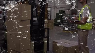 Depo çalışanı, pano kullanıyor, bağlantılar ve veri işleme ağı animasyonu yapıyor. lojistik, teknoloji, sanayi, verimlilik, yönetim