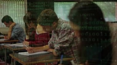 Sınıfta yazan öğrencilerin üzerine kod animasyonu programlıyorum. Teknoloji, kodlama, eğitim, öğrenme, geliştirme, yazılım