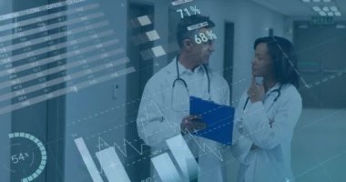 Hastanede konuşan çeşitli doktorların veri işleme ve diyagramlarının animasyonu. Tıp ve dijital arayüz kavramı dijital olarak oluşturulmuş video.