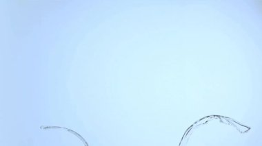 Altıgen şekilli, açık mavi arkaplanda su sıçrama animasyonu. Soyut, geometrik, akışkan, hareket, dinamik, dijital