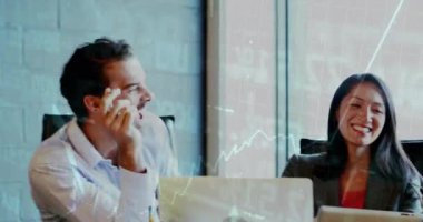 Ofisteki çeşitli iş adamları üzerinde finansal veri işleme animasyonu. Finans, takım çalışması, analitik, dijital, teknoloji, işbirliği