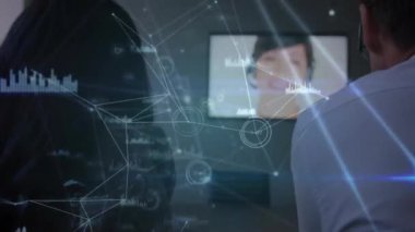 Bilgisayar üzerinde çalışan kişi üzerinde bağlantılar ve veri işleme animasyonu ağı. Teknoloji, ağ oluşturma, dijital, çevrimiçi, bağlantı, hesaplama