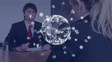 Ofisteki iş görüşmesi sırasında küresel bağlantı ağı animasyonu. Ağ, teknoloji, iletişim, takım çalışması, yenilik, işbirliği