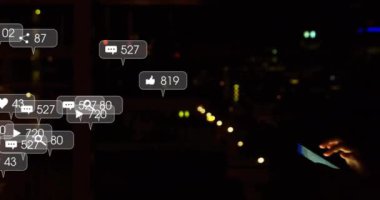 Karanlık şehir manzarasında akıllı telefon kullanan kişi hakkında sosyal medya bilgilendirmeleri. Teknoloji, kentsel, gece, dijital, iletişim, bağlantı