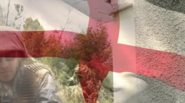 İngiliz bayrağının, tüfekli beyaz erkek asker üzerinde canlandırılması. Askeri, vatanseverlik ve bayraklar dijital olarak üretilen video konsepti.