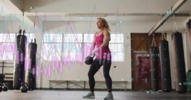 Spor salonunda kettlebell 'i kaldıran kadının sağlık bilgisi takip ediliyor. egzersiz, egzersiz, giyilebilir, teknoloji, sağlık, güç