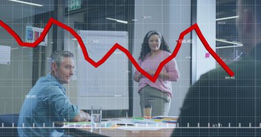 İstatistiksel veri işleme görüntüsü. Ofiste sunum yapan melez bir kadının görüntüsü. İş veri teknolojisi kavramı