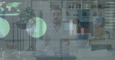 Ofiste çalışan çeşitli iş adamlarının finansal veri işleme görüntüsü. Küresel iş, finans ve dijital arayüz kavramı dijital olarak oluşturulmuş görüntü.