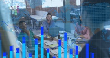 Ofiste sunum yapan bir kadının dikiz aynasından istatistiksel veri işleme görüntüsü. İş veri teknolojisi kavramı