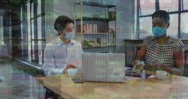 Ticaret kurulu görüntüsü, maske takan, dezenfektan kullanan ve ofiste konuşan çeşitli iş arkadaşları. Dijital bileşik, çoklu pozlama, borsa, koruma, takım çalışması ve teknoloji kavramı.