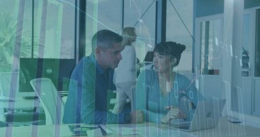 Ofiste dizüstü bilgisayarla raporları tartışan çeşitli iş arkadaşlarının grafikleri ve numaraları. Dijital bileşik, çoklu pozlama, iş, büyüme, takım çalışması, iletişim ve teknoloji kavramı.