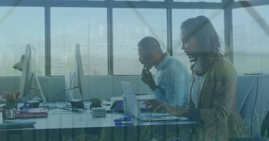 Ofisteki çeşitli iş adamlarıyla ilgili finansal veri işleme resmi. Küresel iş, finans, bilgisayar ve veri işleme kavramı dijital olarak oluşturulmuş görüntü.