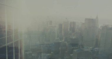 Şehir manzarası üzerinde grafik olan veri işleme resmi. Küresel iş, bilgisayar ve dijital arayüz kavramı dijital olarak oluşturulmuş görüntü.